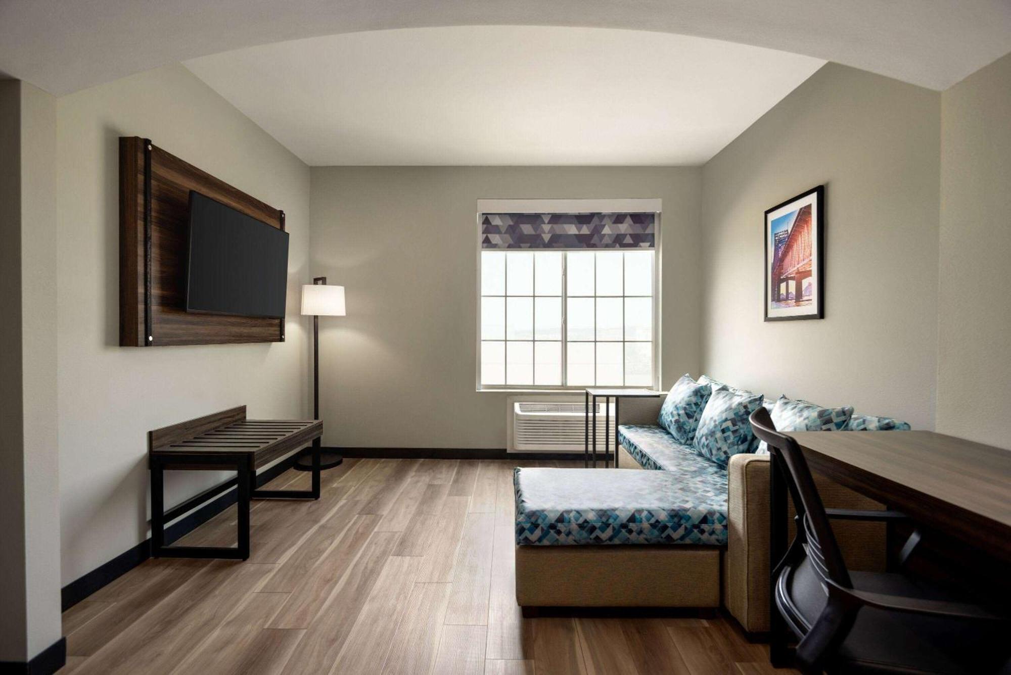 La Quinta By Wyndham Gonzales La Hotel Екстериор снимка