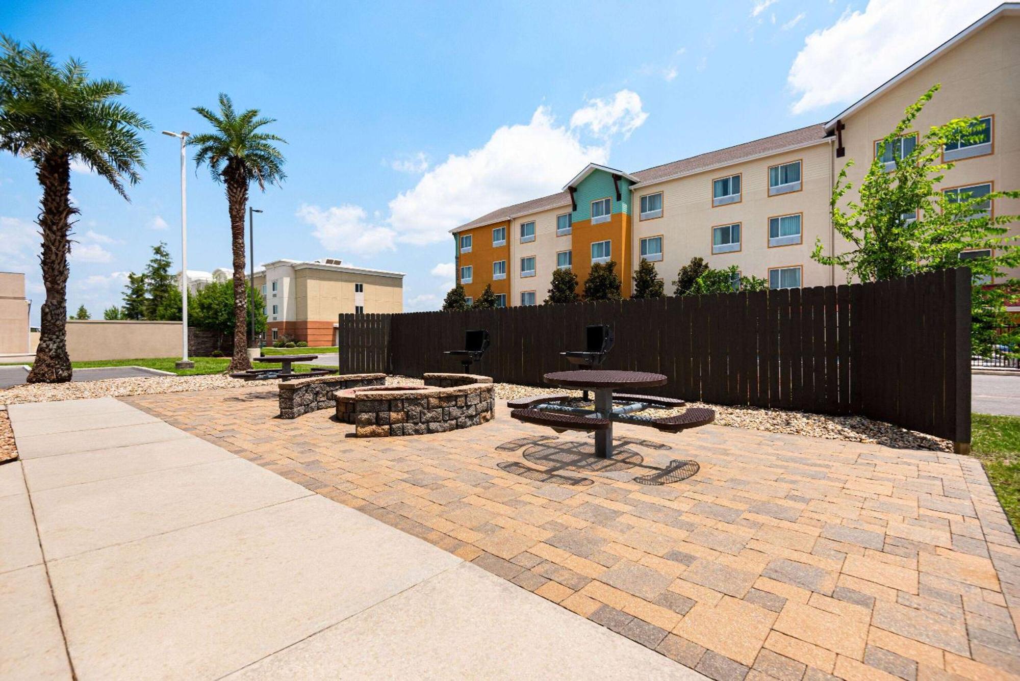 La Quinta By Wyndham Gonzales La Hotel Екстериор снимка
