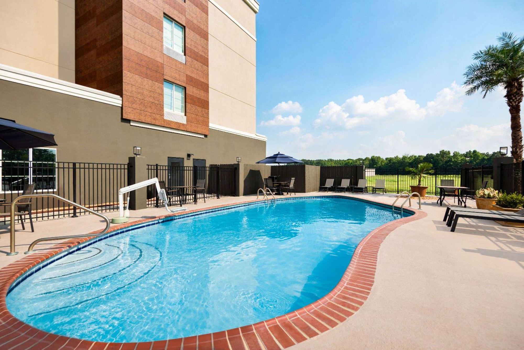 La Quinta By Wyndham Gonzales La Hotel Екстериор снимка