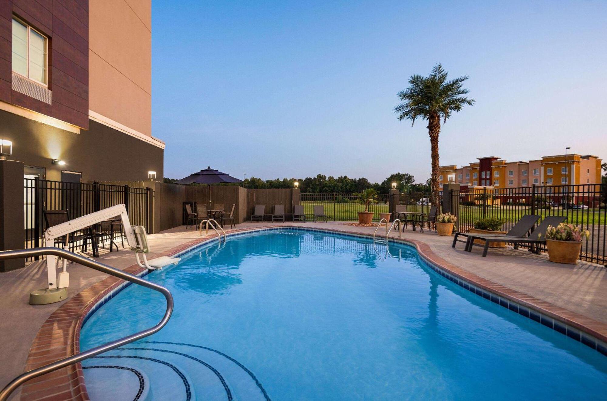 La Quinta By Wyndham Gonzales La Hotel Екстериор снимка