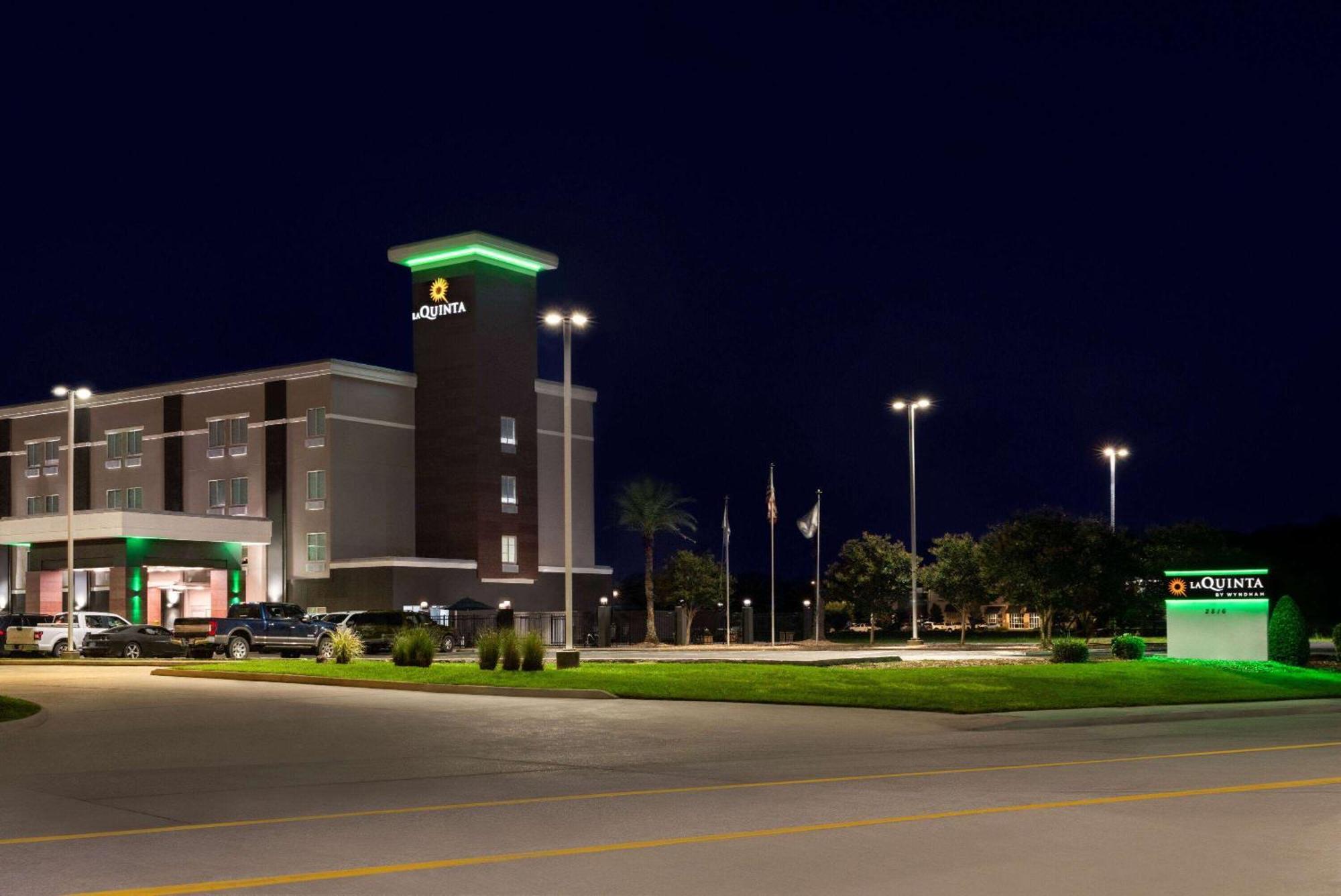 La Quinta By Wyndham Gonzales La Hotel Екстериор снимка